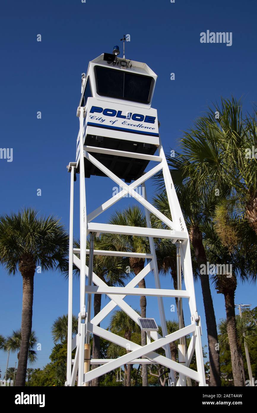 Polizei Aussichtsturm in einem Mall Parkplatz für das Verbrechen und die Verbrecher, Miami, Florida ansehen Stockfoto