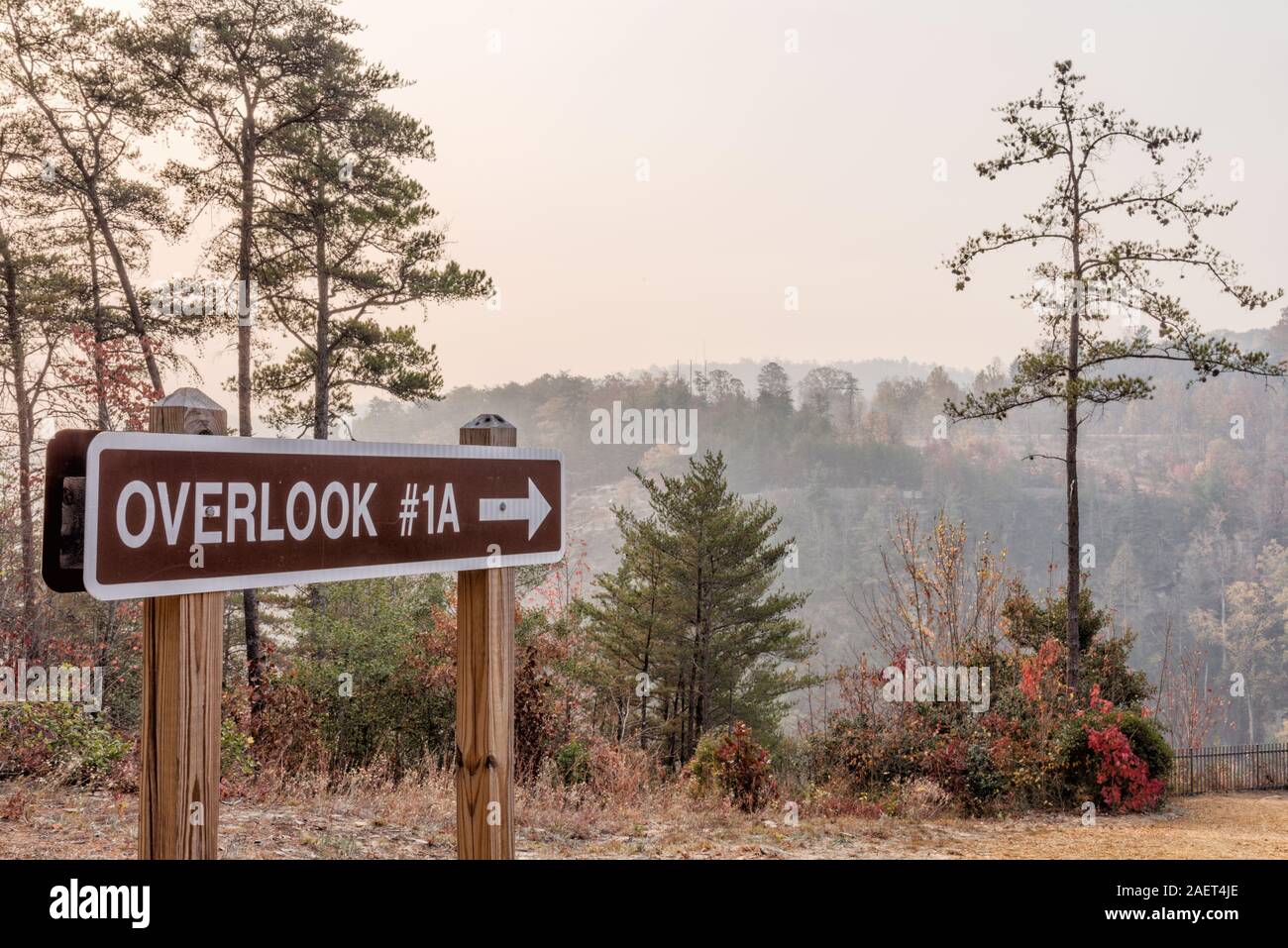 Wildfire Rauch verschmutzt den Himmel bei Tallulah Falls Gorge in North Georgia USA. Die Wildfire verursacht ungewöhnliche Licht und Dunst in der Gegend. Stockfoto