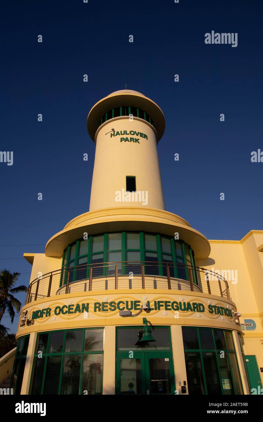 Historisches Wahrzeichen der Haulover Park Lifeguard Station und Leuchtturm am Strand von Miami, Florida Stockfoto