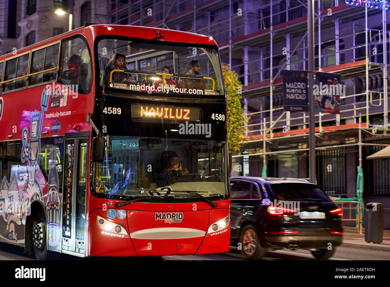 Die ausgebucht Christmas lights Tour Bus macht es Sie die Gran Via in Madrid, die Menschen der Stadt Illuminations Stockfoto