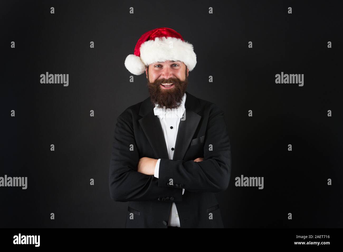 Ruhiges und glückliches neues Jahr. Happy Geschäftsmann feiern Weihnachten und neues Jahr. Bärtiger Mann glücklich lächelnde in Santa hat. Happy winter Urlaub. Frohe Weihnachten. Stockfoto