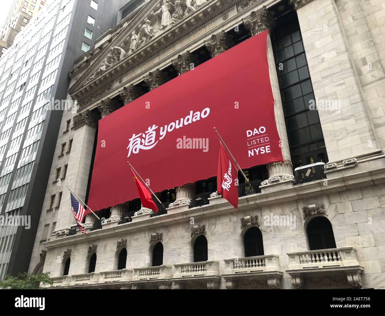 ---- Ein riesiges Poster von Youdao, NetEase e-learning Einheit gesetzt wird ausserhalb der Nasdaq Gebäude in New York City, die Vereinigten Staaten von Amerika, 25 Octobe Stockfoto