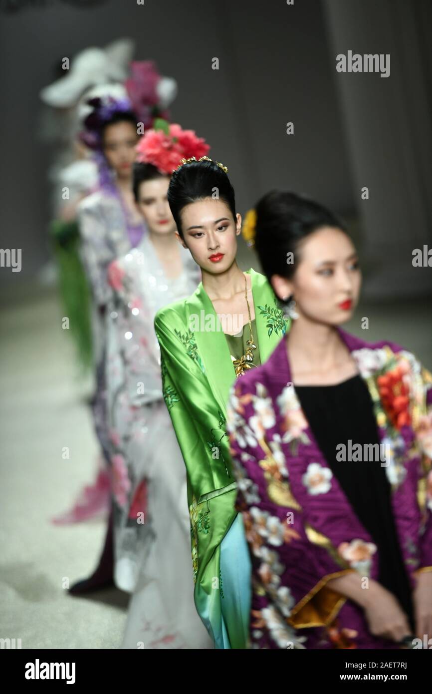 Modelle gehen Sie die Start- und Landebahn, Brautkleider und Abendkleider von japanischen Designer Yumi Katsura in Jinan Stadt entworfen, im Osten der chinesischen Provinz Shandong, Stockfoto