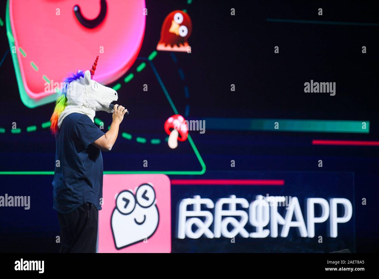 Chinesische Youtuber Einhorn zeigen, wer Kleider ein Einhorn  Kopfbedeckungen shooting Videos in Amerikanischen Straßen und verdient  Millionen von Zuschauern in China, liefert s Stockfotografie - Alamy