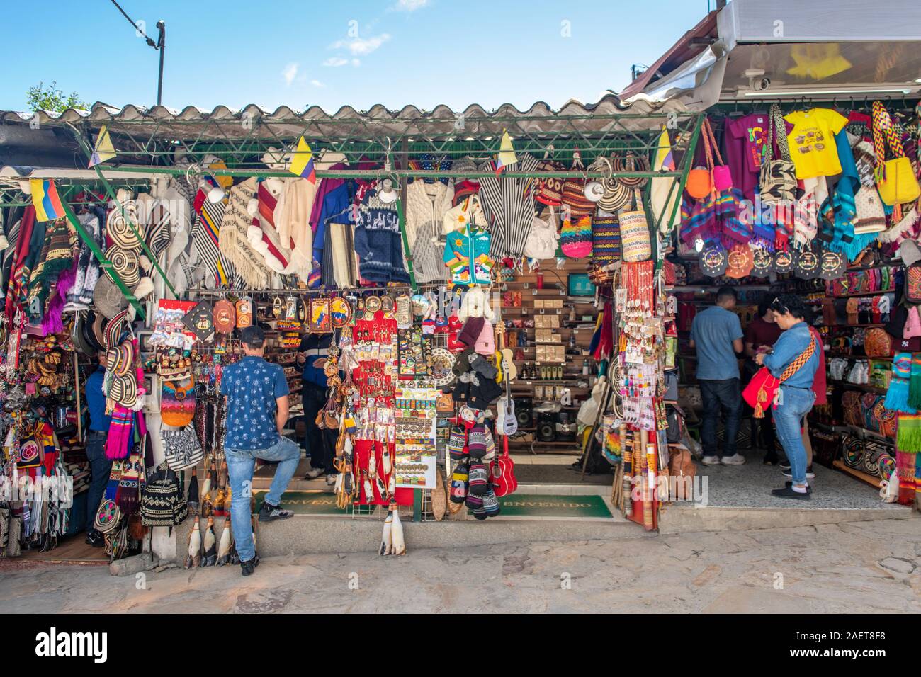 Kleidung und andere Souvenirs zum Verkauf am Markt, Bogotá, Kolumbien Stockfoto