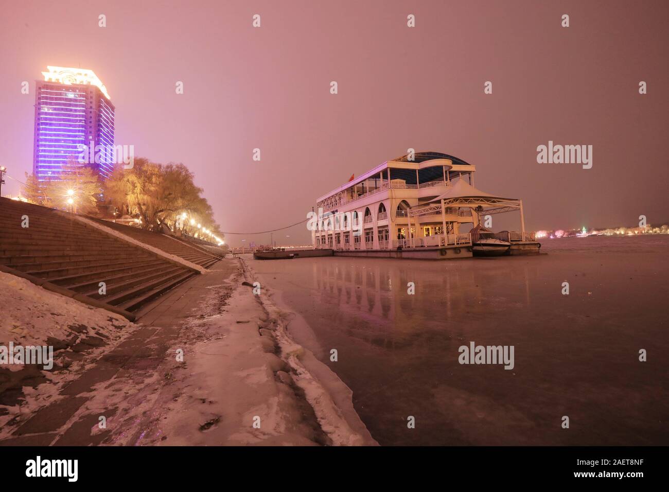 Ein Fischerboot Häfen am Songhua-fluss, das ist der größte Nebenfluss des Flusses Heilongjiang und friert wegen der drastischen Temperaturabfall, Witz Stockfoto