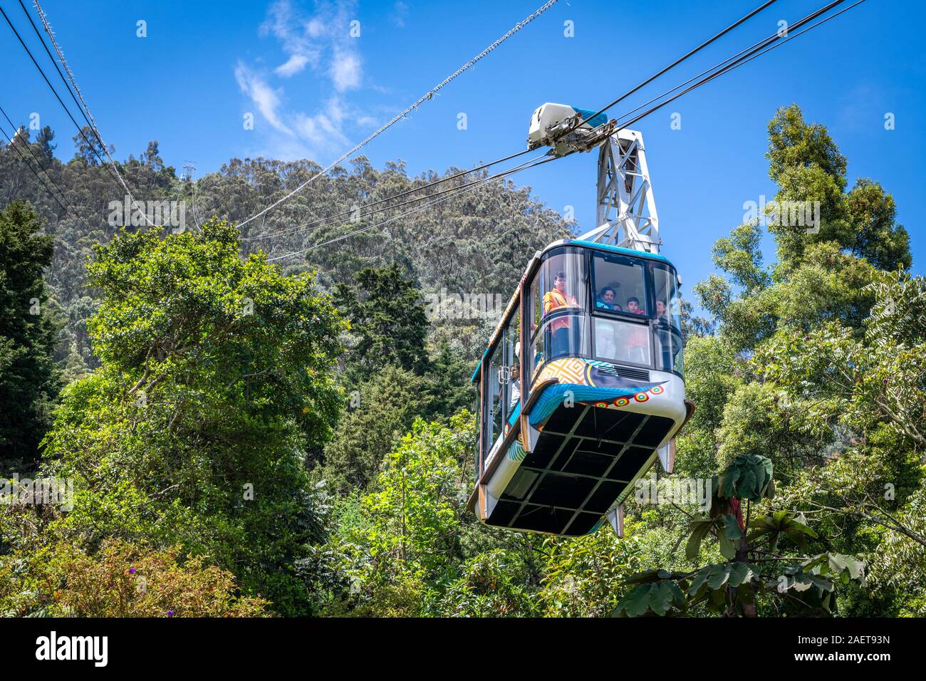 Touristen reiten auf den Berg Monserrate mit der Seilbahn, Bogotá, Kolumbien Stockfoto