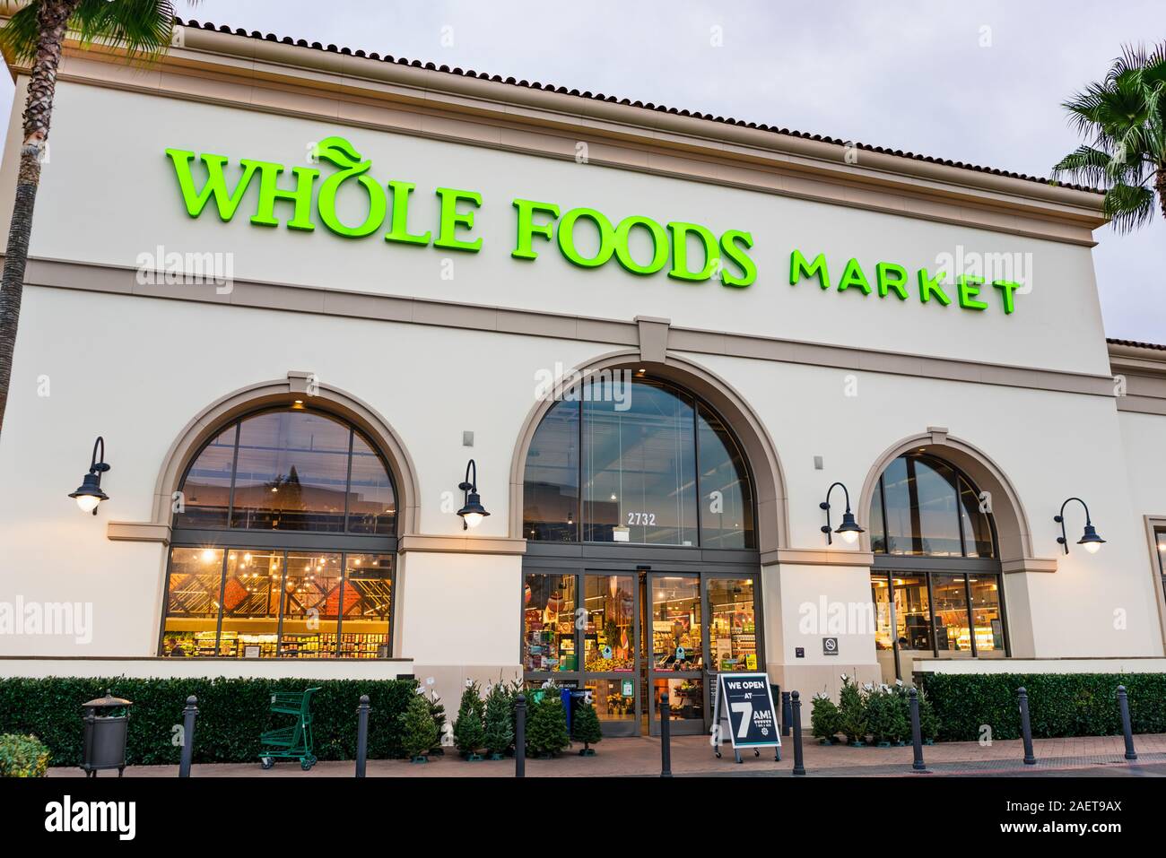 Dec 4, 2019 Santa Clara/CA/USA - Der Whole Foods Supermarkt in Santa Clara quadratische Marktplatz entfernt; South San Francisco Bay Area. Stockfoto