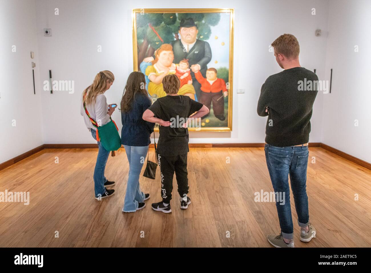 Eine Familie genau beobachten Una Familia im Museo Botero, Bogotá, Kolumbien Stockfoto