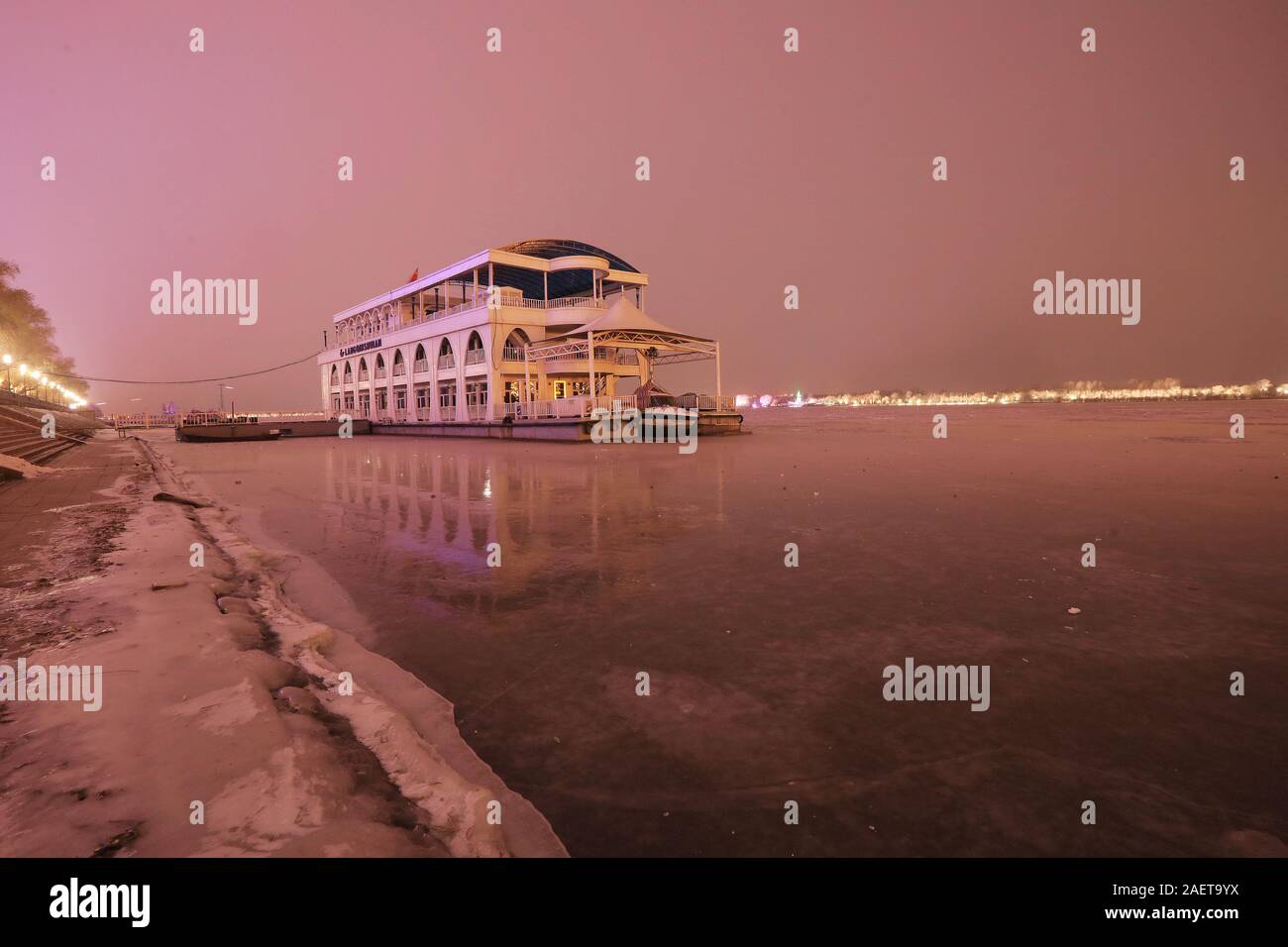 Ein Fischerboot Häfen am Songhua-fluss, das ist der größte Nebenfluss des Flusses Heilongjiang und friert wegen der drastischen Temperaturabfall, Witz Stockfoto