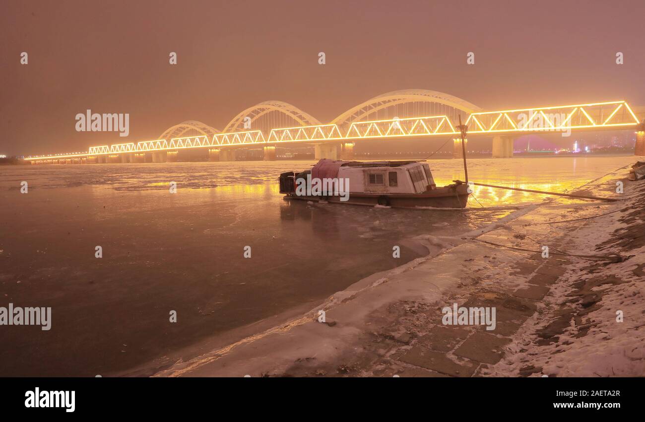 Ein Fischerboot Häfen am Songhua-fluss, das ist der größte Nebenfluss des Flusses Heilongjiang und friert wegen der drastischen Temperaturabfall, Witz Stockfoto