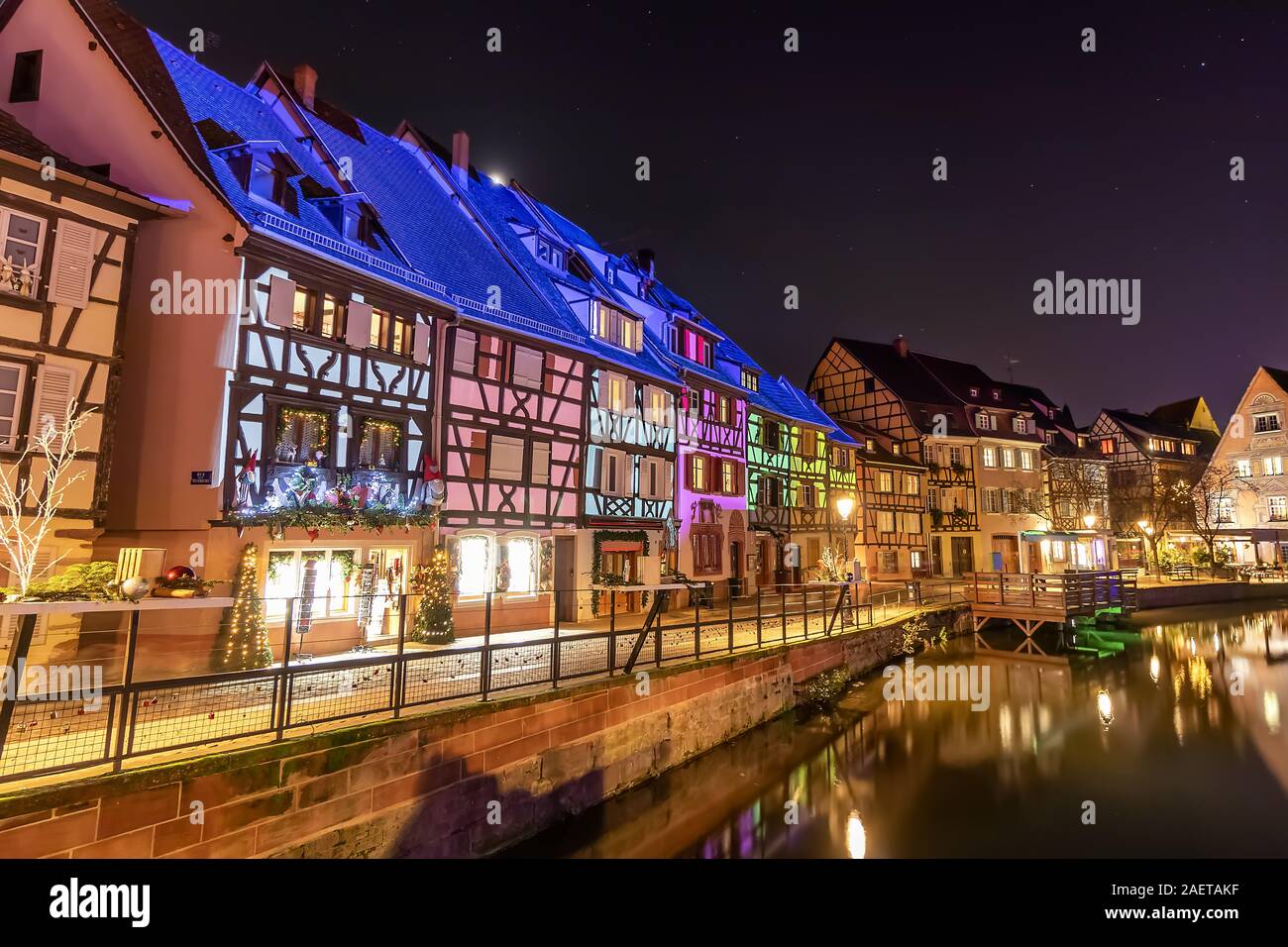 Traditionellen elsässischen Fachwerkhäuser und Fluss Lauch in La Petite Venise oder kleine Venedig, Altstadt von Colmar, eingerichtet und beleuchtet christma Stockfoto