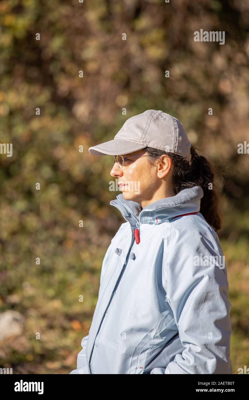 Spanische Touristen Frau wandern in der Spanischen Berg Montseny Stockfoto