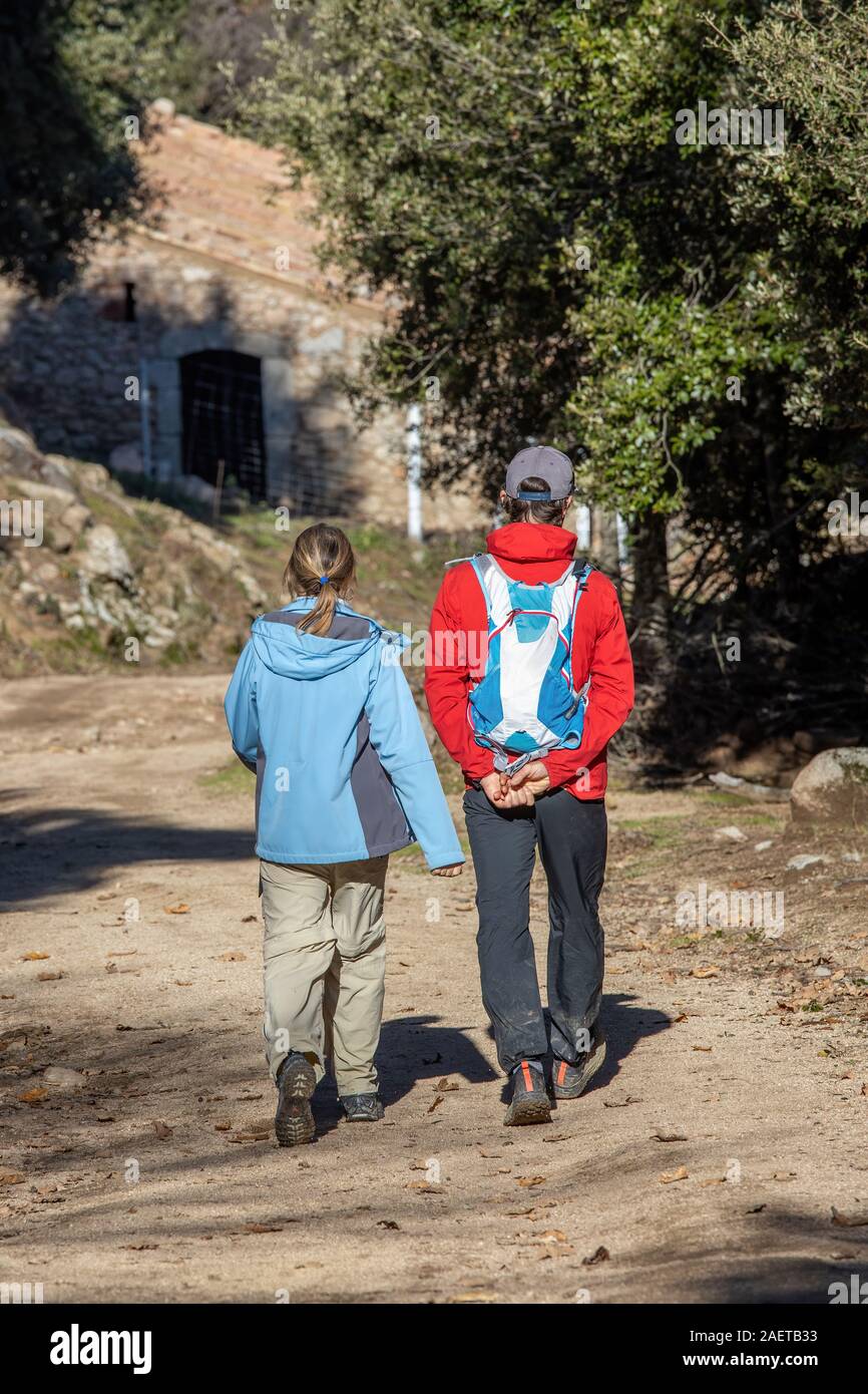 Junges Paar Touristen Trekking auf dem Spanischen Berg Montseny Stockfoto