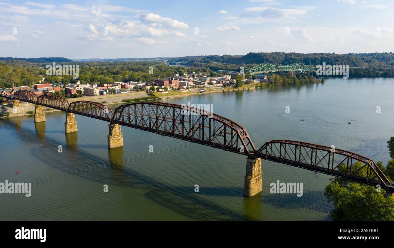 Blick über den Ohio River in die Innenstadt von 1802 über eine alte Eisenbahnbrücke doubles Stockfoto
