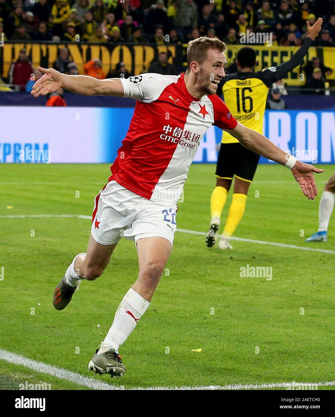 Dortmund, Deutschland. 10 Dez, 2019. Tomas Soucek von Slavia Prag feiert nach zählen während der UEFA Champions League Gruppe F Fußballspiel zwischen Borussia Dortmund und Slavia Prag in Dortmund, Deutschland, 10.12.2019. Quelle: Joachim Bywaletz/Xinhua/Alamy leben Nachrichten Stockfoto