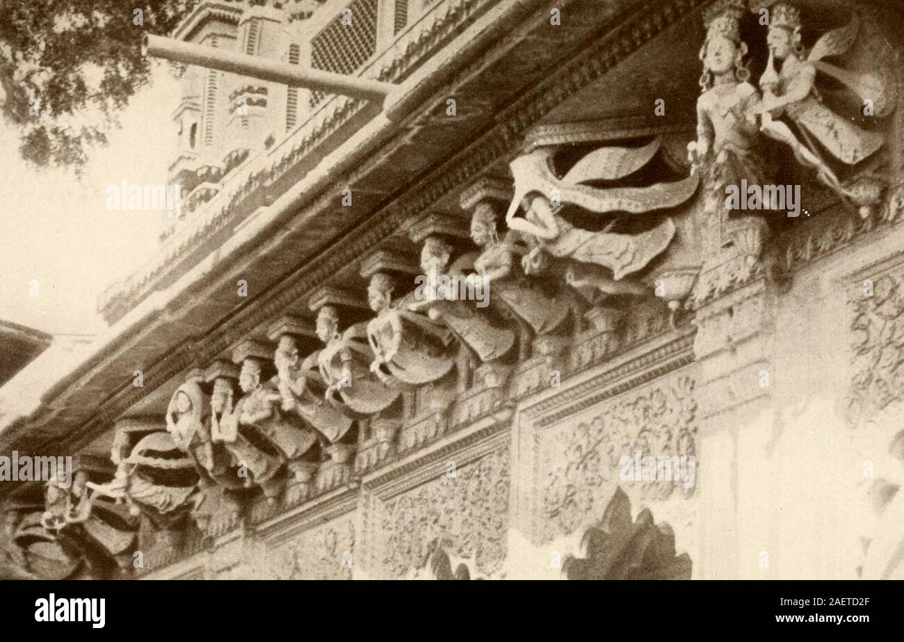 Himmlische Feen Apsaras auf Hindu Tempel in Banares 1913 Stockfoto