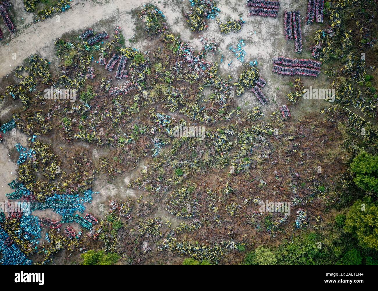 Luftaufnahme der Stapel der Verlassenen und kaputte Fahrräder in einem Vorort von Guangzhou City, die südchinesische Provinz Guangdong, 20. November 2019. Stockfoto