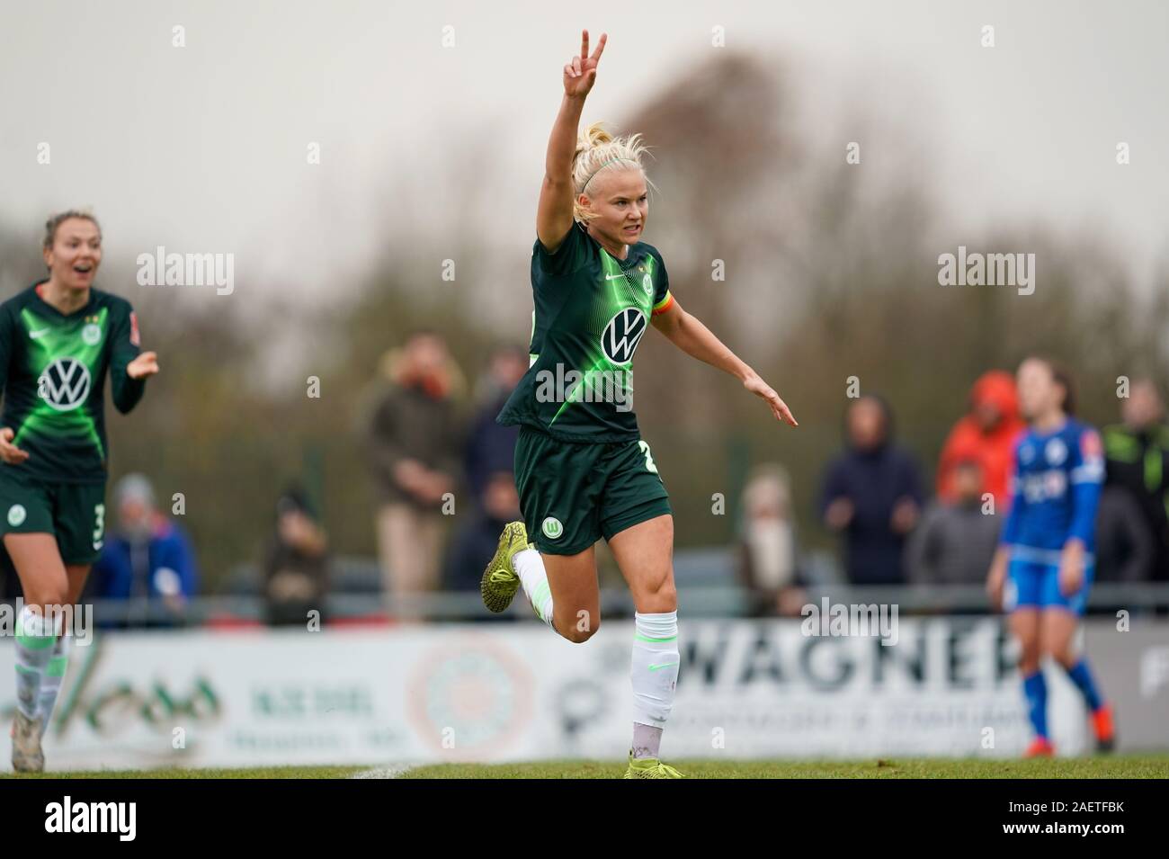 Pernille Harder vom Vfl Wolfsburg feiert zählen während der FLYERALARM Frauen-Bundesliga Spiel zwischen dem SC Sand und dem Vfl Wolfsburg an Orsay-Stadion in Stockfoto