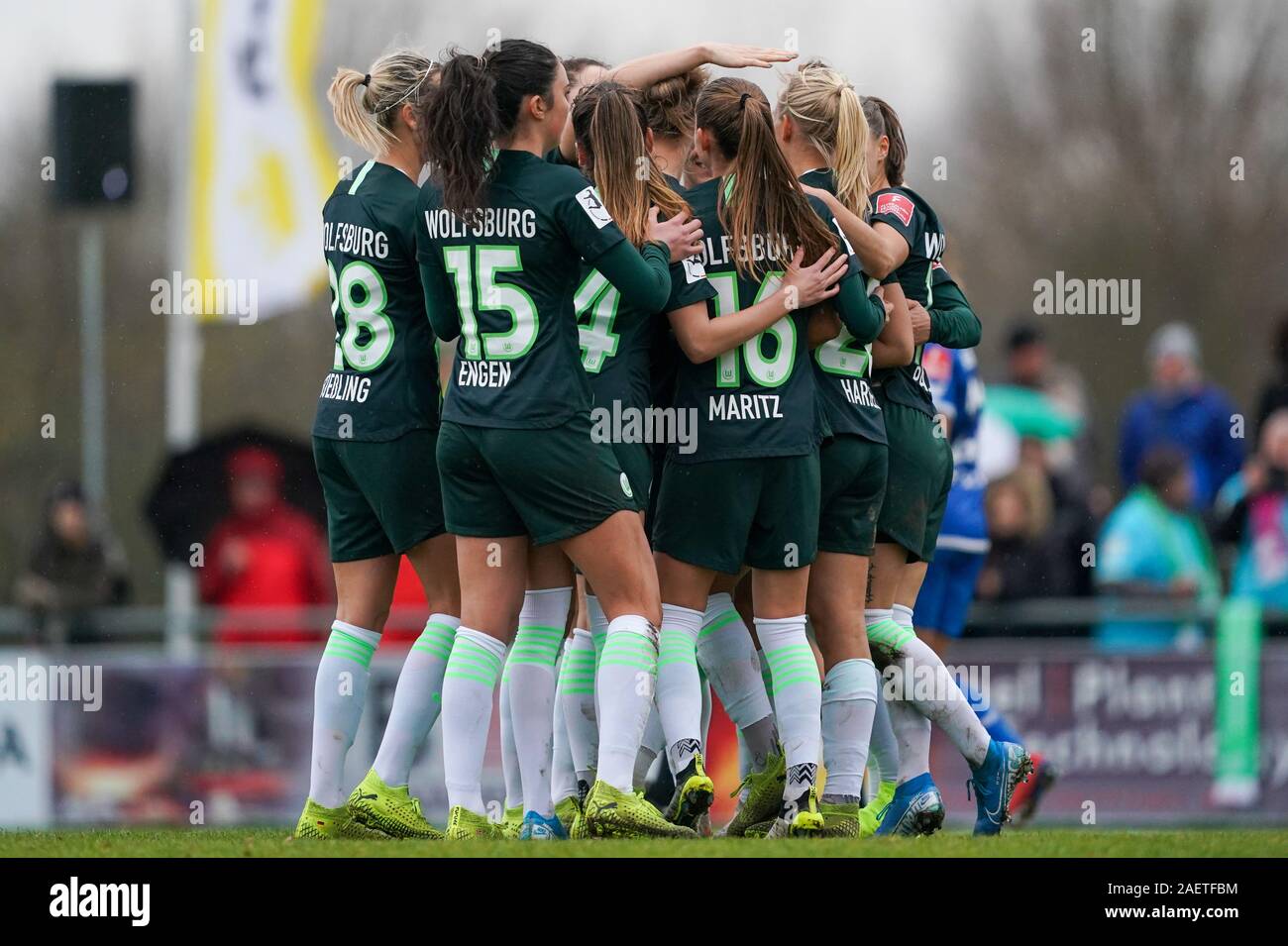 Die Spieler des Vfl Wolfsburg feiern Pernille Harder 2. Ziel der Flyeralarm Frauen-Bundesliga Spiel zwischen dem SC Sand und dem Vfl Wolfsburg bei Orsay - Stockfoto