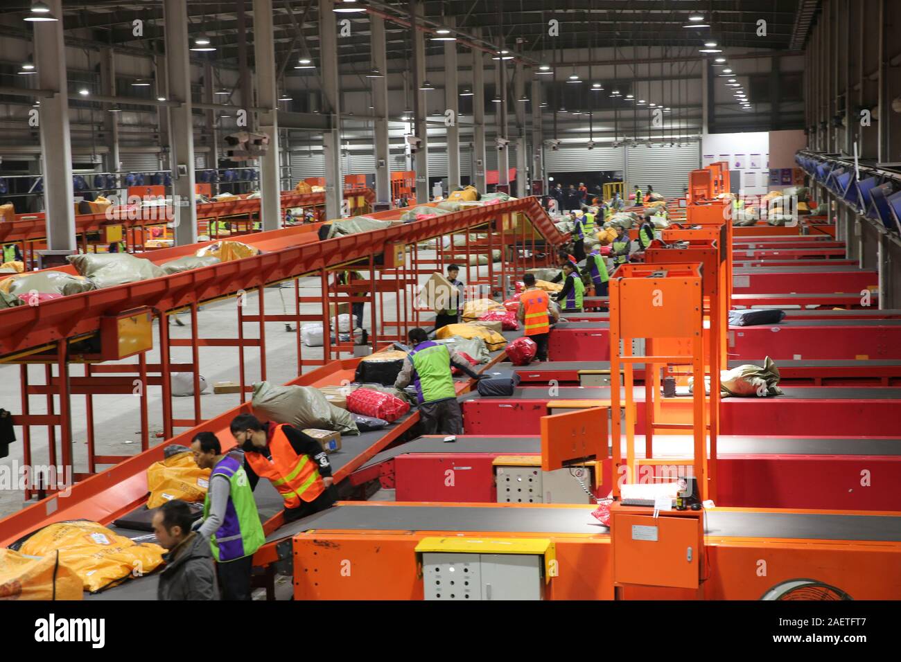 Personal an einem Logistikzentrum der YT Express, ein großes Unternehmen in China, Arbeitspakete zu kategorisieren, dass Kunden während Singles Tag, ein Shop kaufen Stockfoto