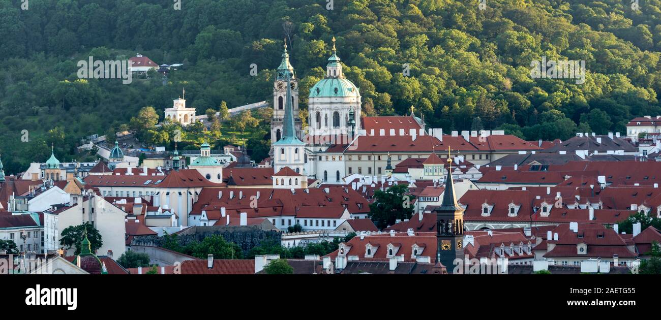 Blick auf die Stadt mit Blick auf die St.-Nikolaus-Kirche, Prager Kleinseite , Prag, Tschechische Republik Stockfoto