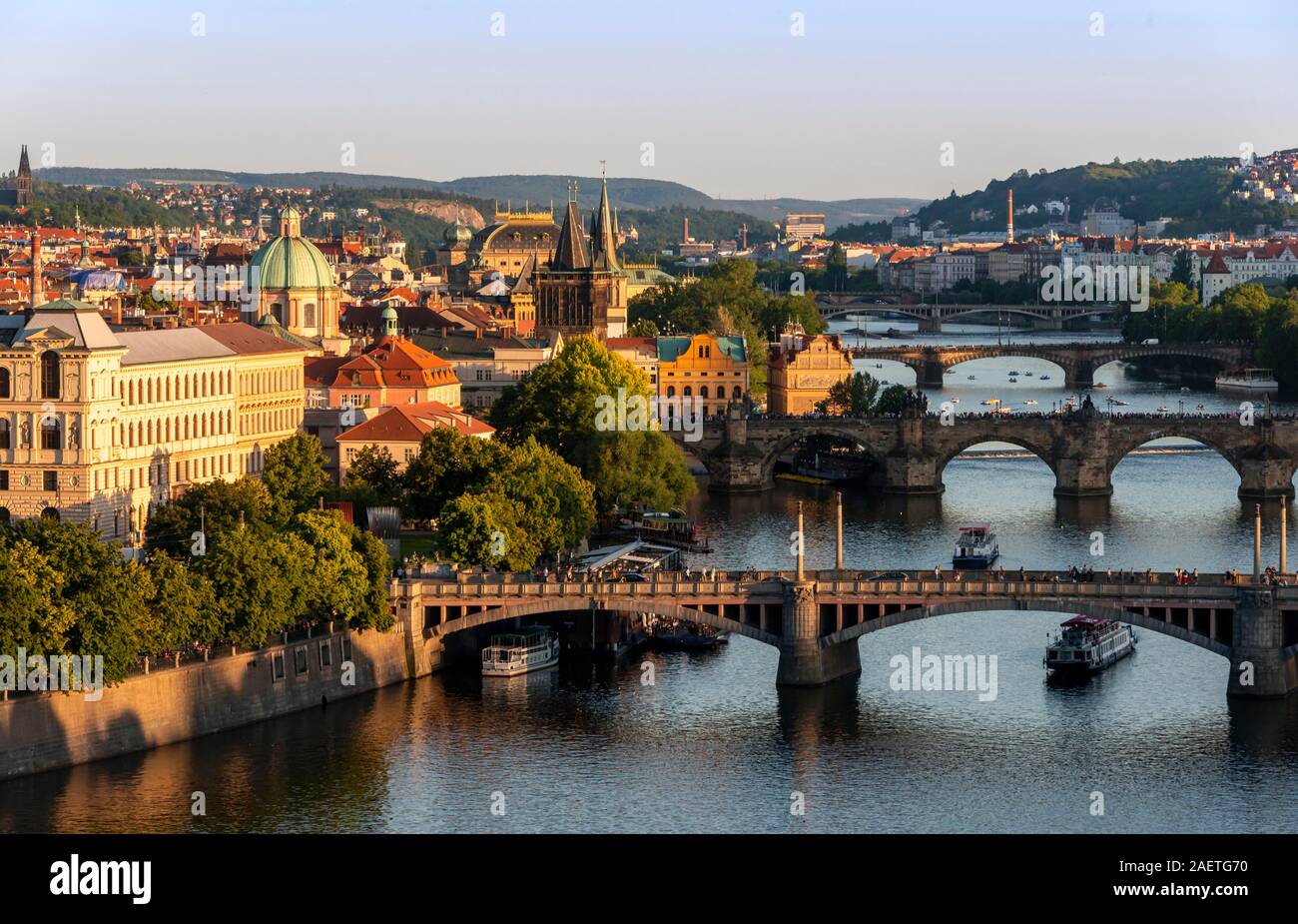 Blick auf die Stadt, Brücken über die Moldau, Karlsbrücke und Altstädter Brückenturm, Abendlicht, Prag, Böhmen, Tschechien Stockfoto