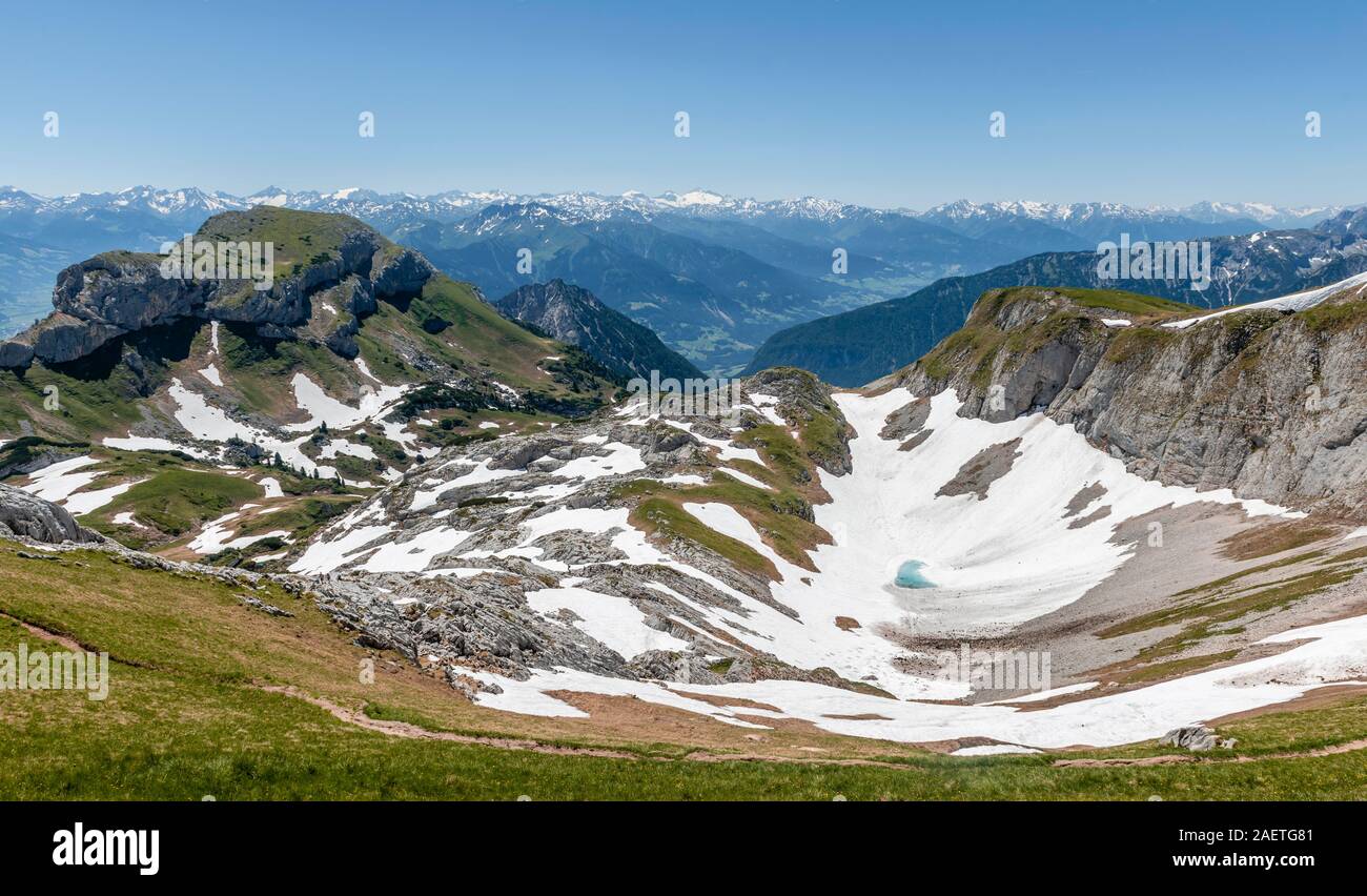 Berglandschaft mit Schnee bleibt, Gipfel Haidachstellwand, 5-Gipfel Klettersteig, Wanderung im Rofangebirge, Tirol, Österreich Stockfoto