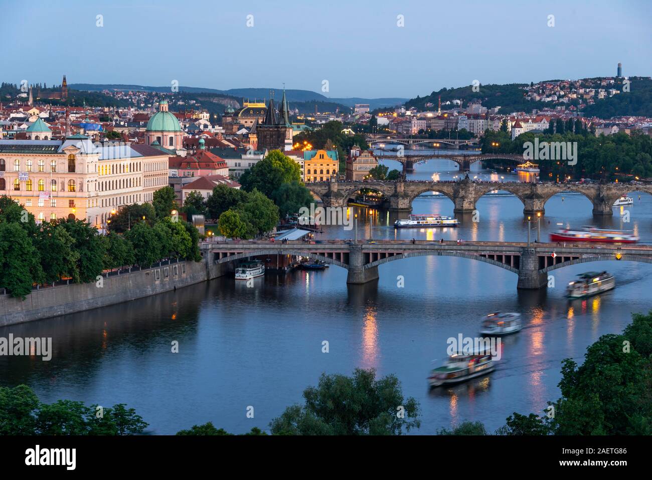 Blick auf die Stadt mit Brücken über die Moldau, Karlsbrücke und Altstädter Brückenturm, Abendstimmung, Prag, Böhmen, Tschechien Stockfoto