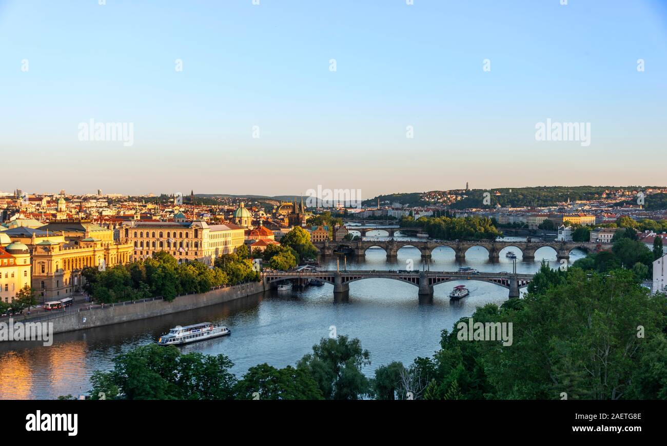 Blick auf die Stadt mit Brücken über die Moldau, Karlsbrücke und Altstädter Brückenturm, Abendlicht, Prag, Böhmen, Tschechien Stockfoto