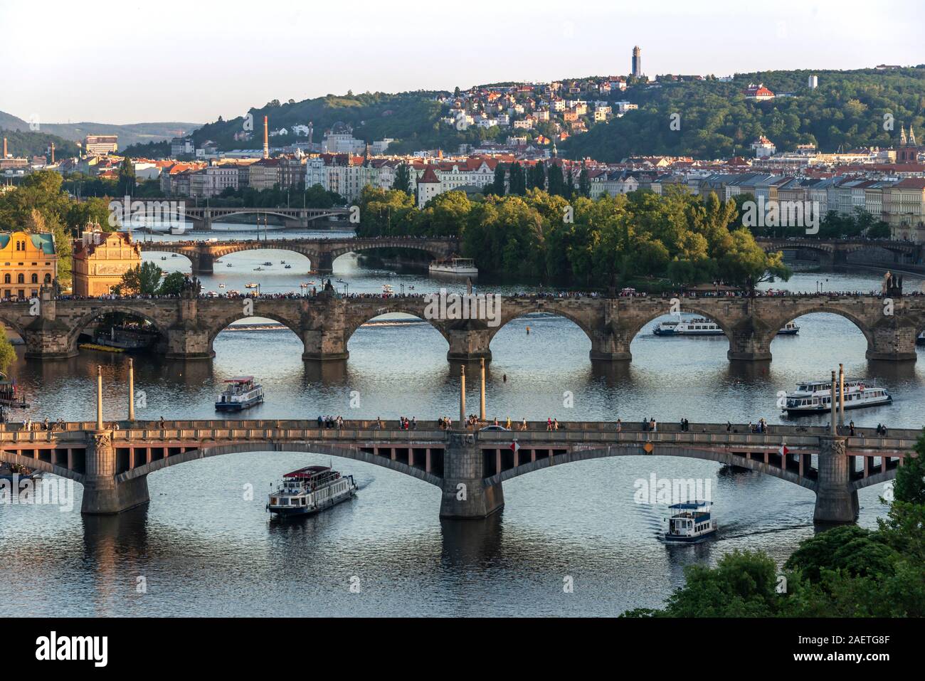 Blick auf die Stadt, Brücken über den Fluss Moldau, Karlsbrücke, Prag, Böhmen, Tschechien Stockfoto