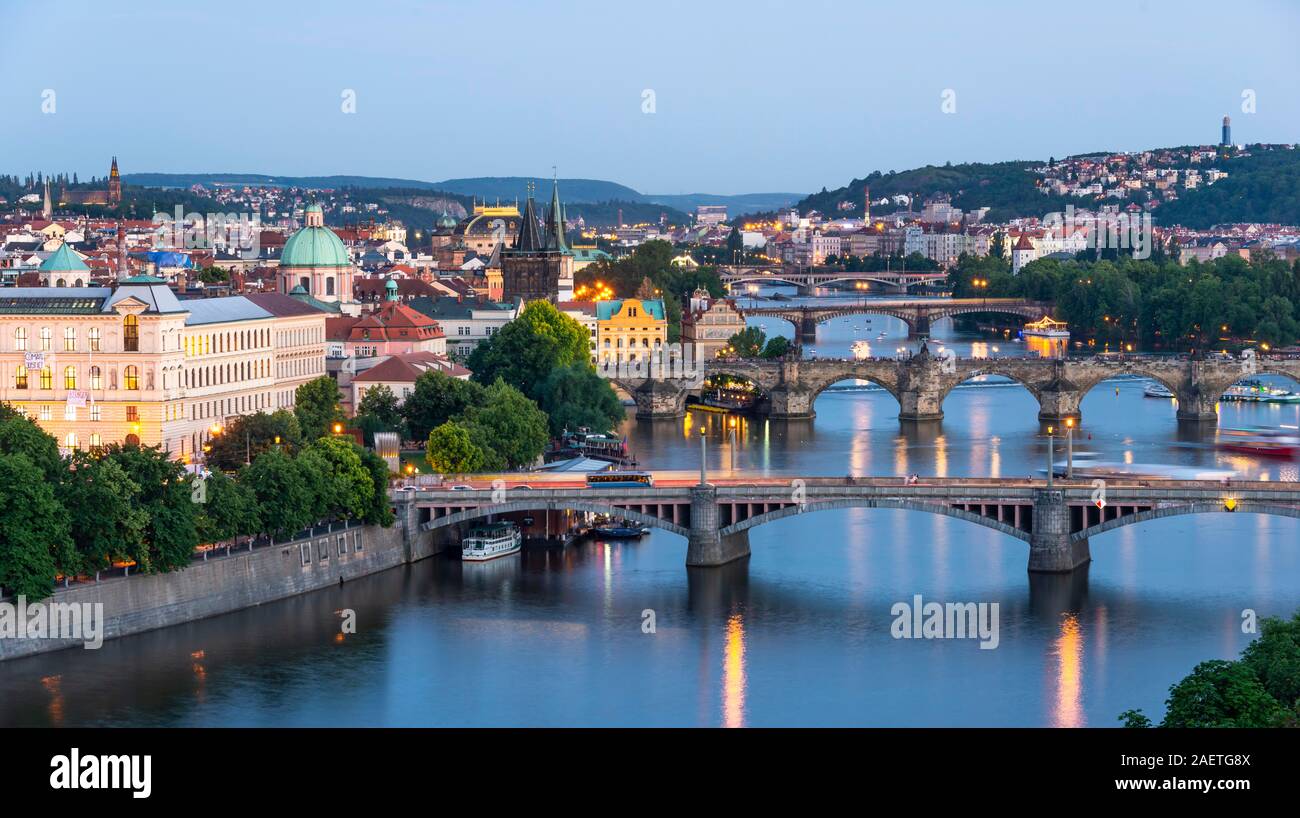 Blick auf die Stadt mit Brücken über die Moldau, Karlsbrücke und Altstädter Brückenturm, Abendstimmung, Prag, Böhmen, Tschechien Stockfoto