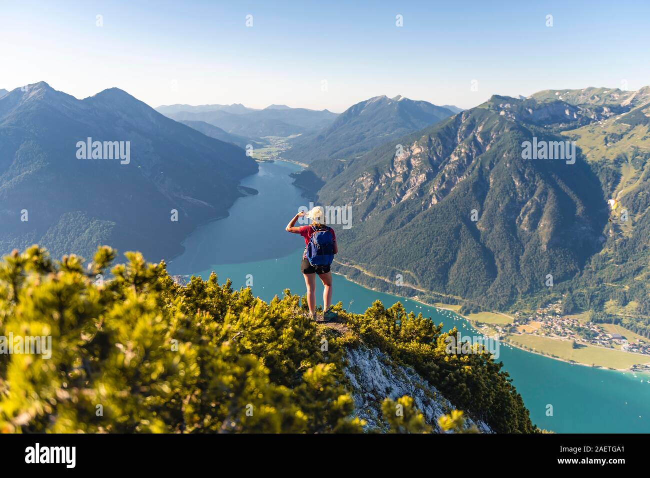 Junge Wanderer, die Frau in der Ferne suchen, Ansicht von baerenkopf Berg Achensee, links Seebergspitze und Seekarspitze, rechts Rofan Stockfoto