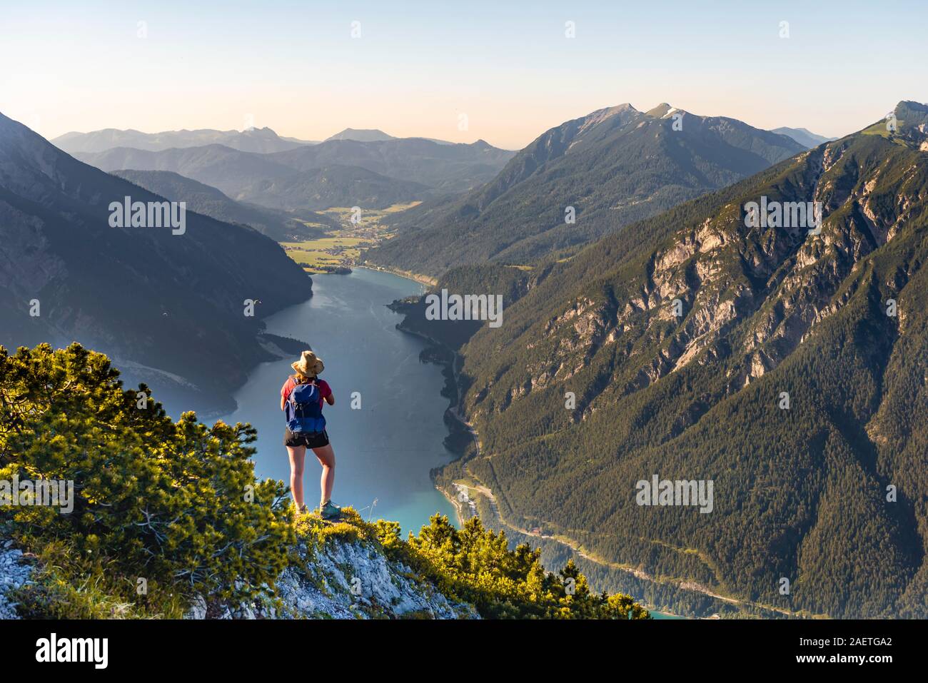 Junge Wanderer, die Frau in der Ferne suchen, Ansicht von baerenkopf Berg Achensee, links Seebergspitze und Seekarspitze, rechts Rofan Stockfoto