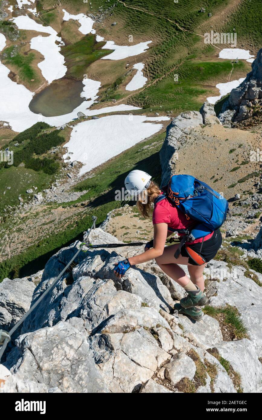 Junge Frau, Klettern, Klettersteig, via ferrata, 5 Gipfel Wanderung auf dem Rofangebirge, Tirol, Österreich Stockfoto