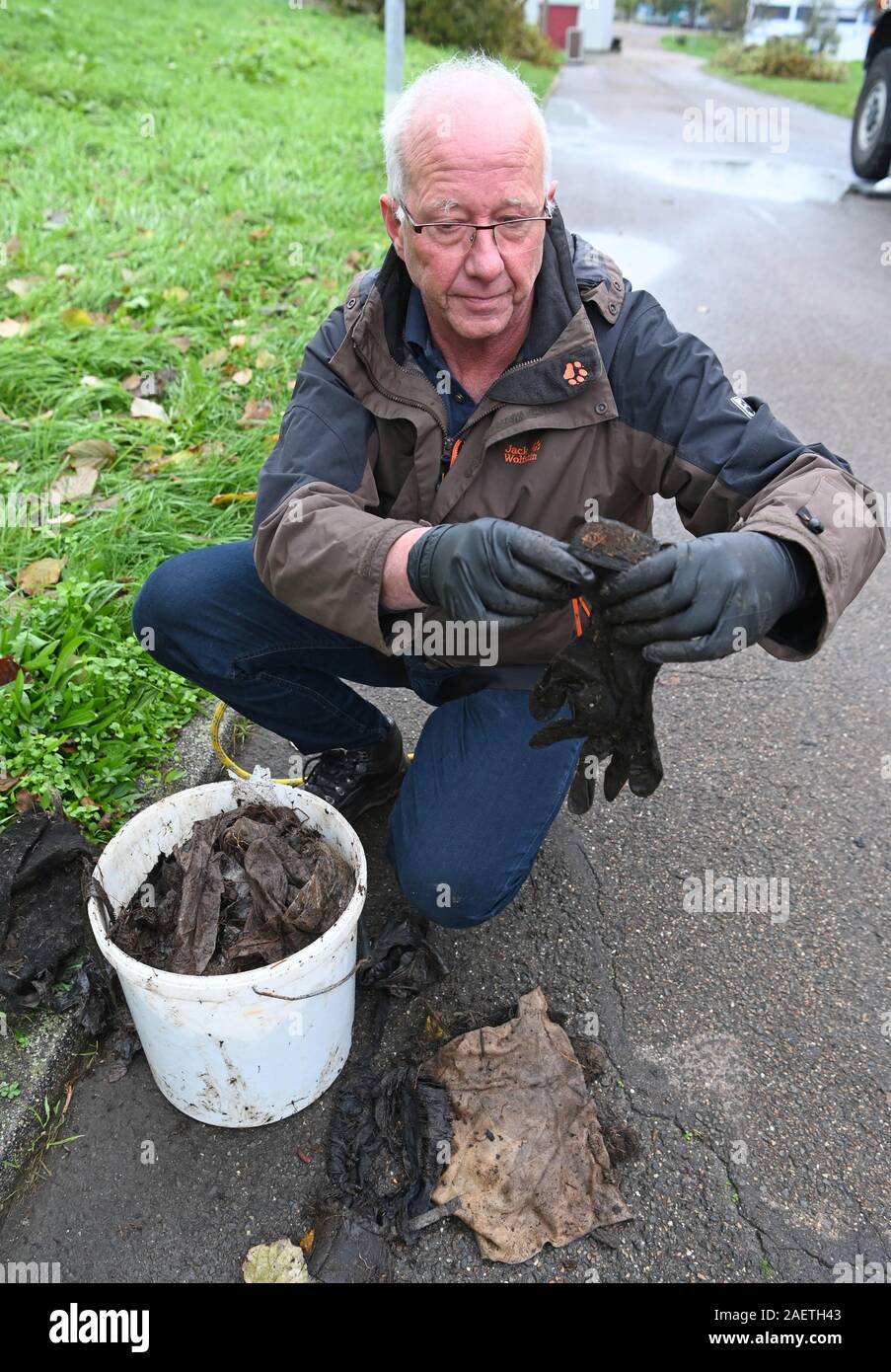 Karlsruhe, Deutschland. Nov, 2019 18. Stefan Eisenbarth zeigt Müll, dass er während der Reinigung ein Storchennest gesammelt. Kunststoffabfälle insbesondere, die Störche in das Nest als vermeintliche Nahrung oder Nistmaterial, ist schädlich für die Tiere bringen. (Dpa: "Reinigung im Storchennest - Gefahr durch plastik Müll') Credit: Uli Deck / dpa/Alamy leben Nachrichten Stockfoto
