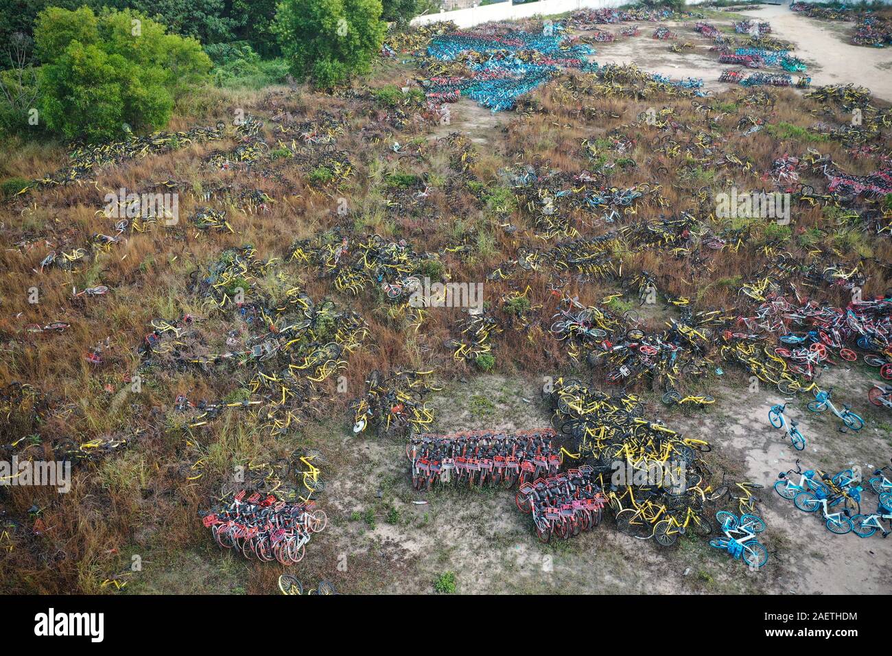 Luftaufnahme der Stapel der Verlassenen und kaputte Fahrräder in einem Vorort von Guangzhou City, die südchinesische Provinz Guangdong, 20. November 2019. Stockfoto