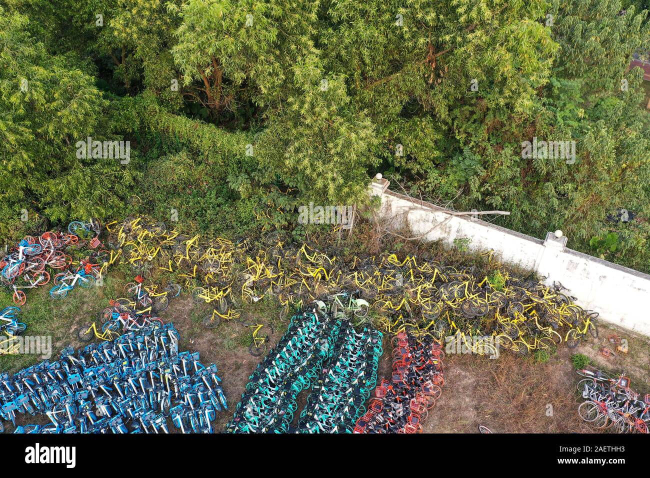 Luftaufnahme der Stapel der Verlassenen und kaputte Fahrräder in einem Vorort von Guangzhou City, die südchinesische Provinz Guangdong, 20. November 2019. Stockfoto