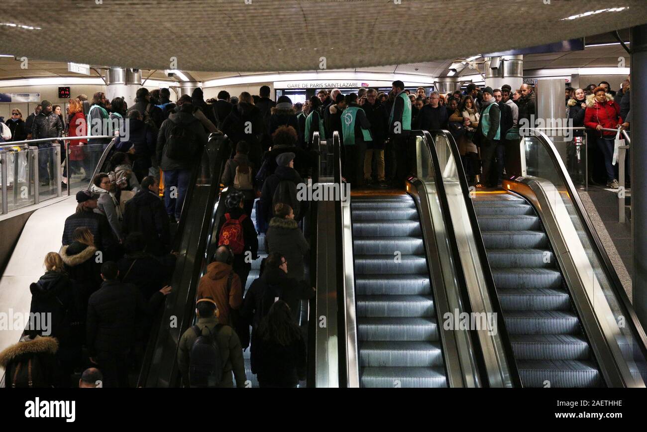 Paris, Frankreich. 10 Dez, 2019. U-Bahn personal Guide die Passagiere die Station in Paris, Frankreich, 10. Dez., 2019. Französische Arbeitnehmer ging weg vom Job, Schlagen, U-Bahn- und Busverbindungen auf Dienstag für den sechsten Tag, während Beamte, Lehrer und Schüler der Streik der Regierung über seinen Plan pension Systems des Landes zu reformieren, zu verbiegen. Credit: Gao Jing/Xinhua/Alamy leben Nachrichten Stockfoto