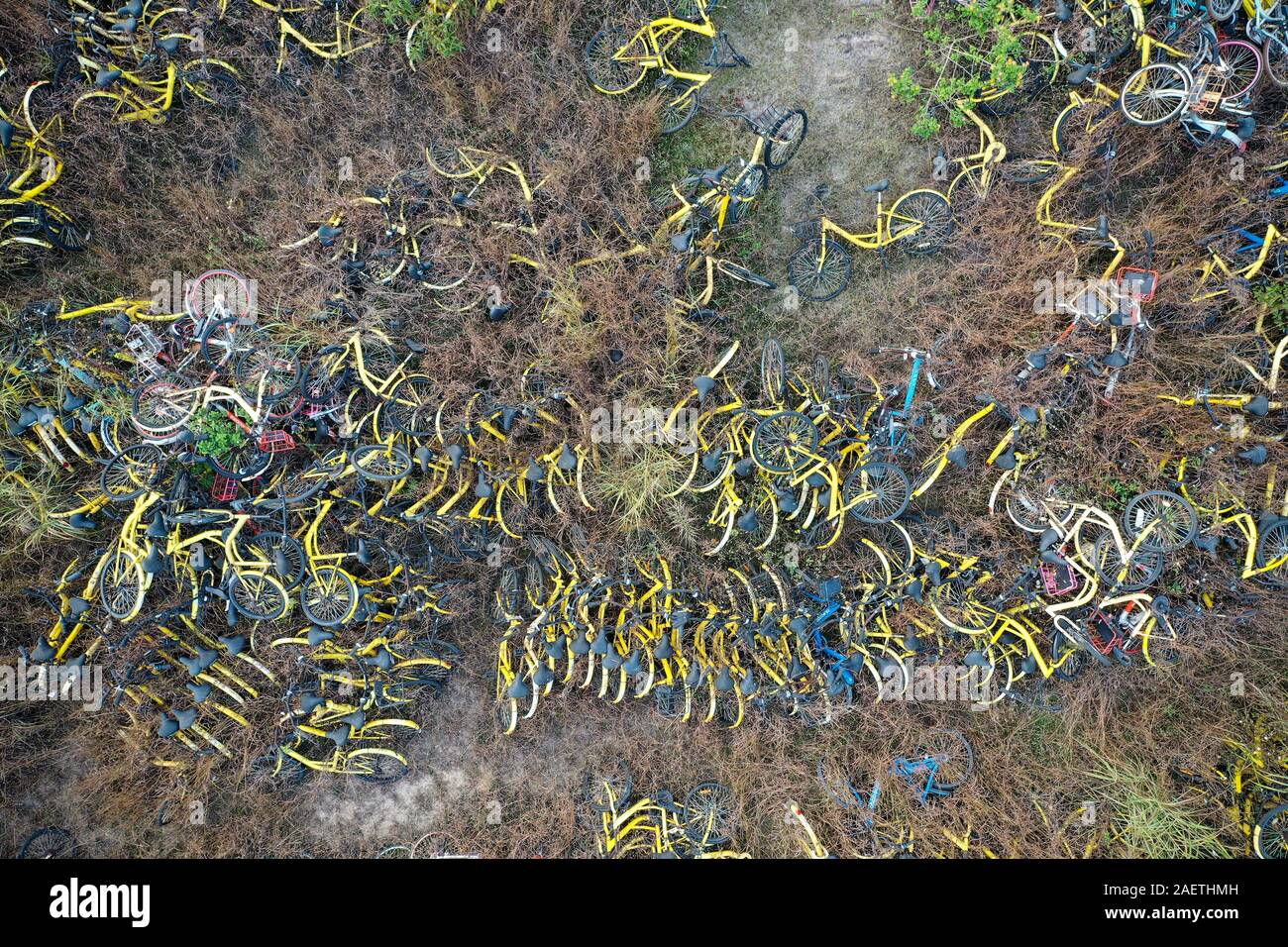 Luftaufnahme der Stapel der Verlassenen und kaputte Fahrräder in einem Vorort von Guangzhou City, die südchinesische Provinz Guangdong, 20. November 2019. Stockfoto