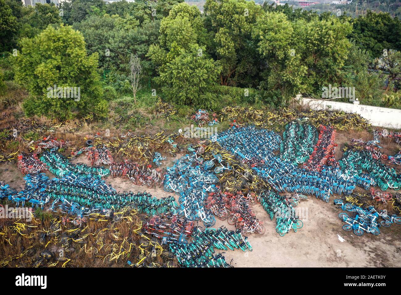 Luftaufnahme der Stapel der Verlassenen und kaputte Fahrräder in einem Vorort von Guangzhou City, die südchinesische Provinz Guangdong, 20. November 2019. Stockfoto
