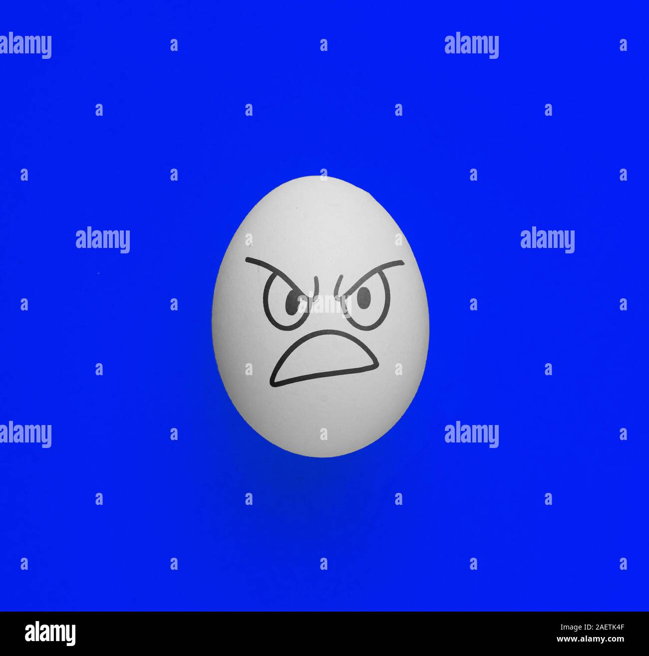 Das Böse unheimlich wütend das Gesicht Emotionen auf die Ostereier bemalt, halloween Konzept Stockfoto