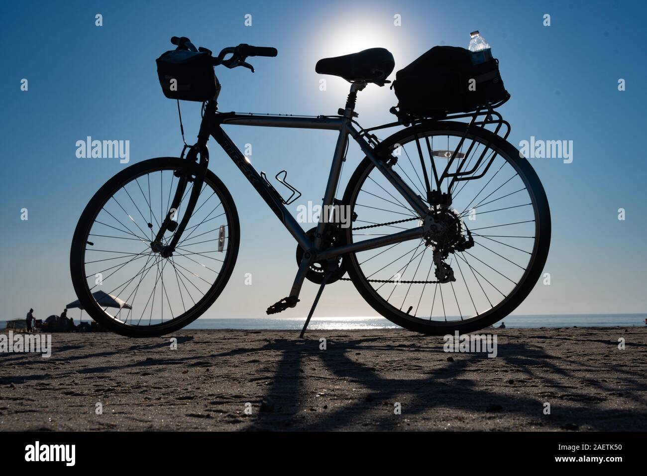 Ein Fahrrad am Strand an einem klaren Tag, Maryland geparkt. Stockfoto