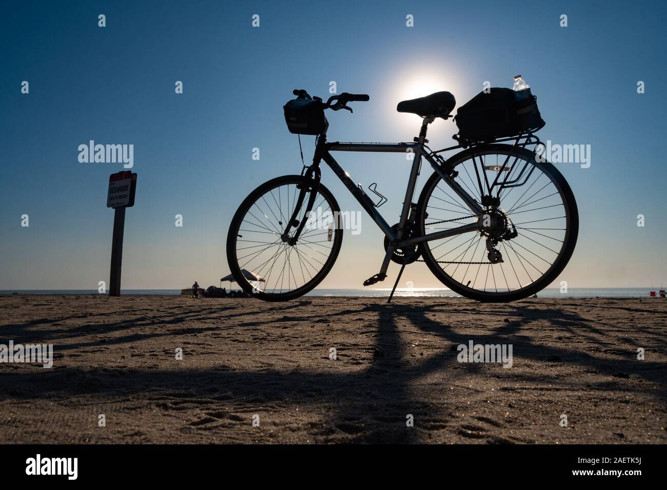 Ein Fahrrad am Strand an einem klaren Tag, Maryland geparkt. Stockfoto