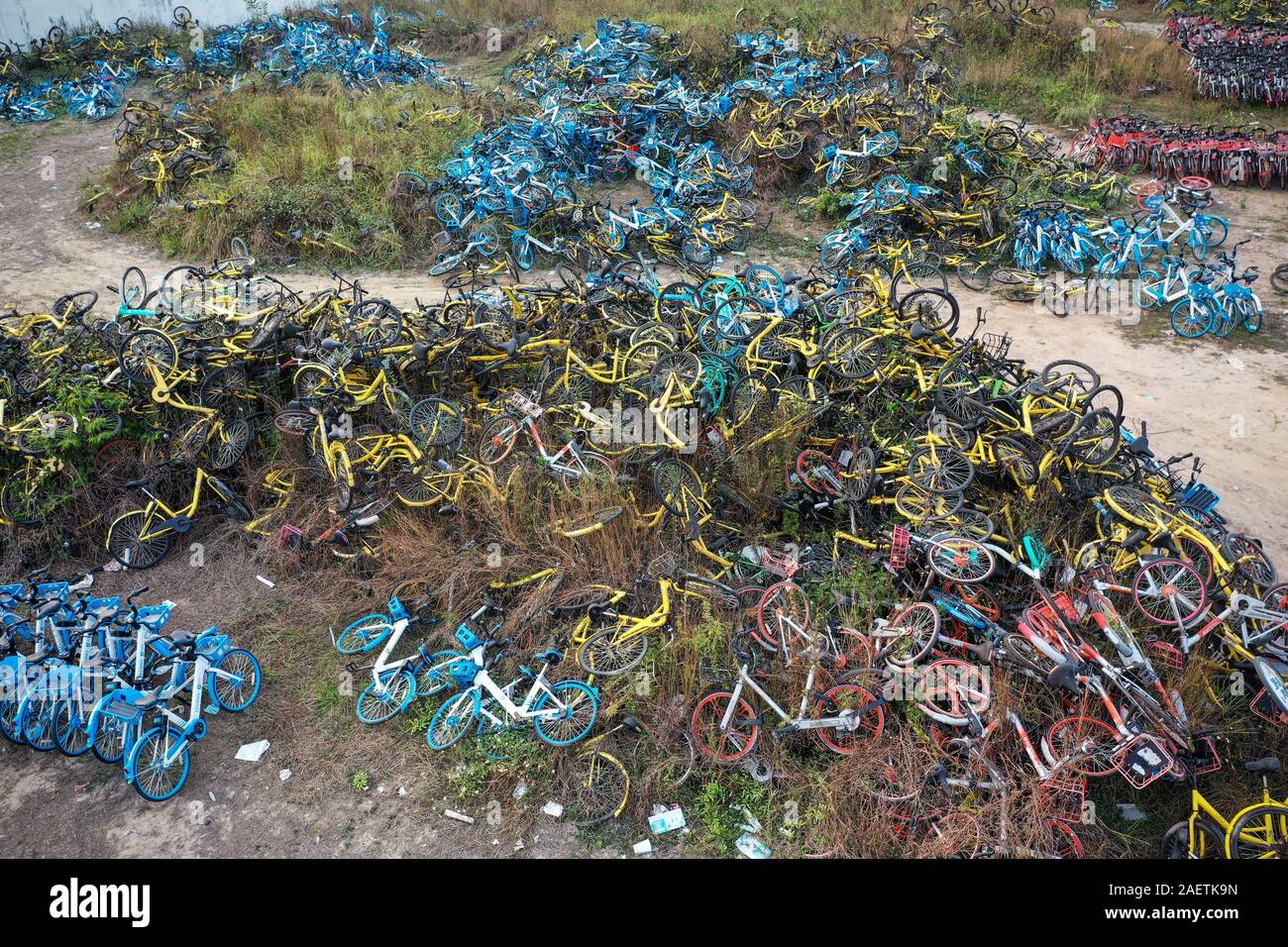 Luftaufnahme der Stapel der Verlassenen und kaputte Fahrräder in einem Vorort von Guangzhou City, die südchinesische Provinz Guangdong, 20. November 2019. Stockfoto