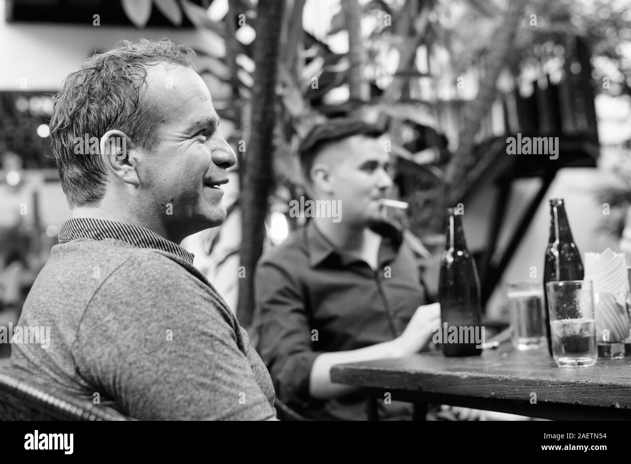 Porträt des Menschen trinken mit Freunden zusammen in den Hinterhof Stockfoto