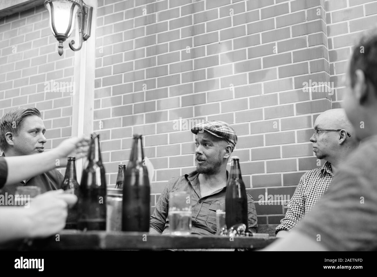 Gruppe von Männern heraus hängen und gemeinsam entspannen im Hinterhof Stockfoto