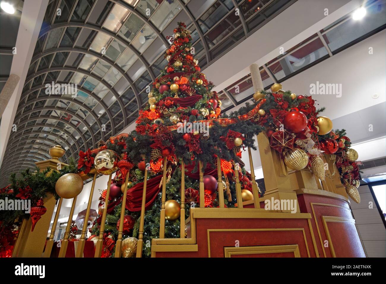 Weihnachtsschmuck in einem Einkaufszentrum Stockfoto