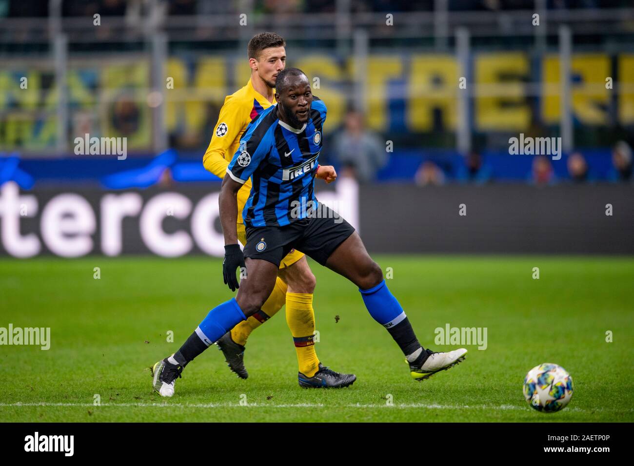 Mailand, Italien. 10. Dezember, 2019. Romelu Lukaku (Inter)Clement Lenglet (FC Barcelona) während der Uefa hampions League 2019 2020 Match zwischen Inter 1-2 FC Barcelona im Giuseppe Meazza Stadion am 10. Dezember 2019 in Mailand, Italien. Credit: Maurizio Borsari/LBA/Alamy leben Nachrichten Stockfoto