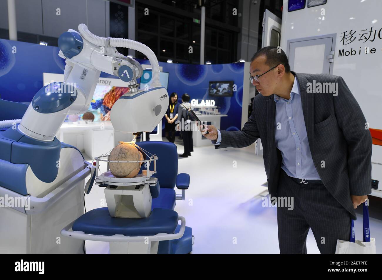 Eine Person nimmt Fotos einer Haartransplantation Roboter tun Haartransplantationchirurgie auf ein Modell, das bei der 2. China International Import Expo (CIIE) in Shangha Stockfoto